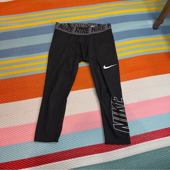 Nike Black 3/4 Leggings Women Size X-Large - Picture 1 of 3